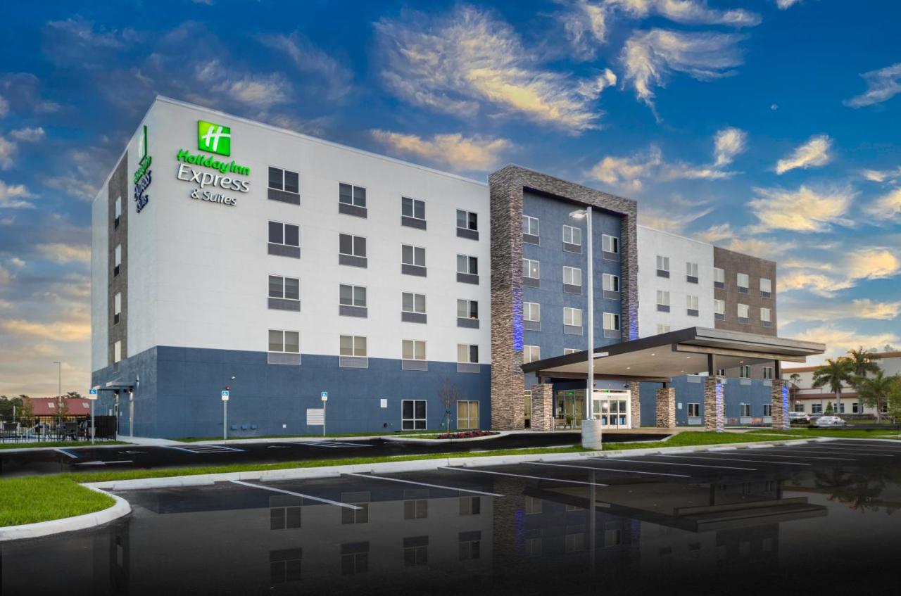 Holiday Inn Express & Suites Fort Myers Airport