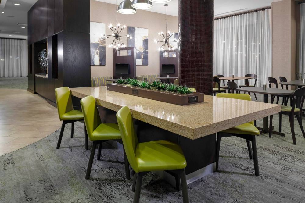 Courtyard By Marriott Memphis Downtown 8