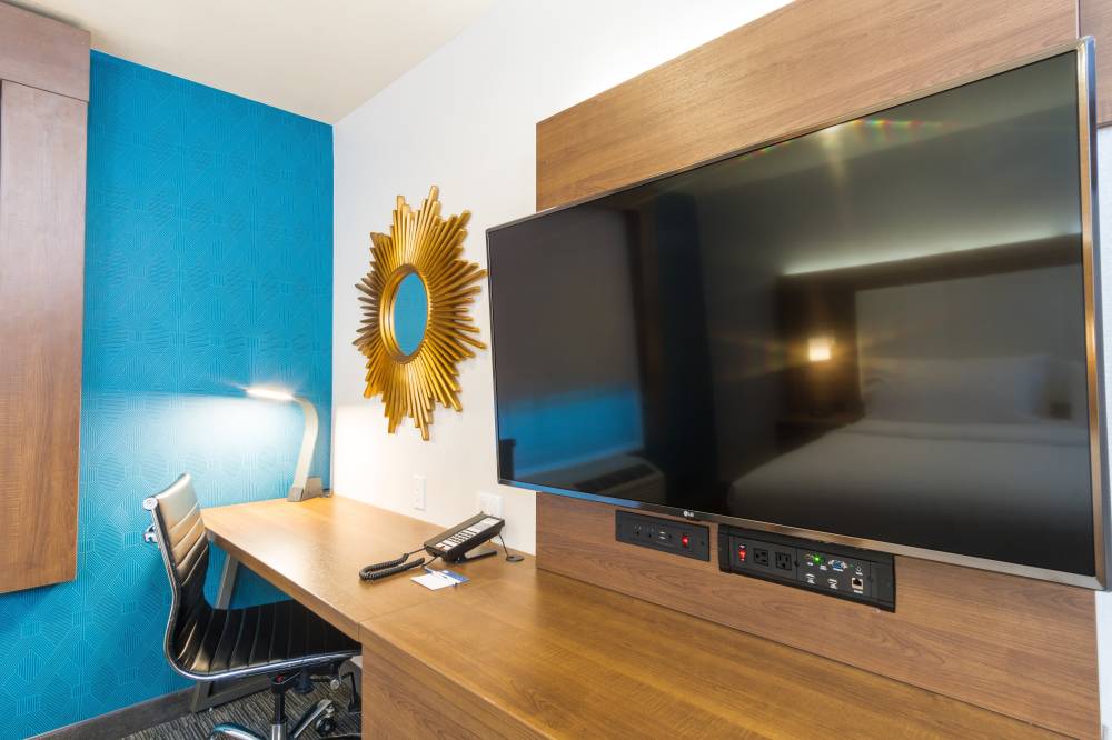 Holiday Inn Exp Stes Hollywood 7