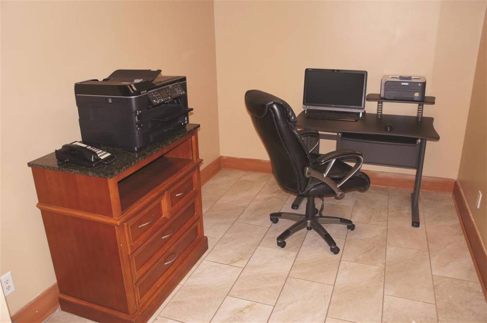 La Quinta Inn & Suites By Wyndham Omaha Airport Downtown 8