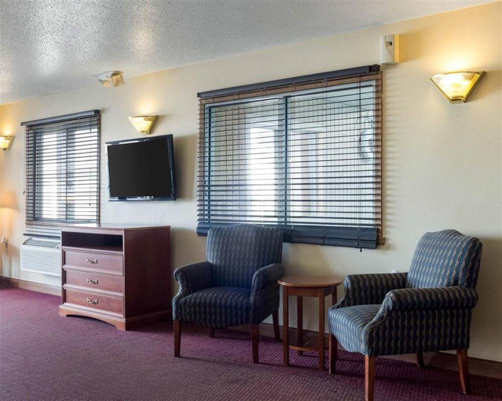 Rodeway Inn 7