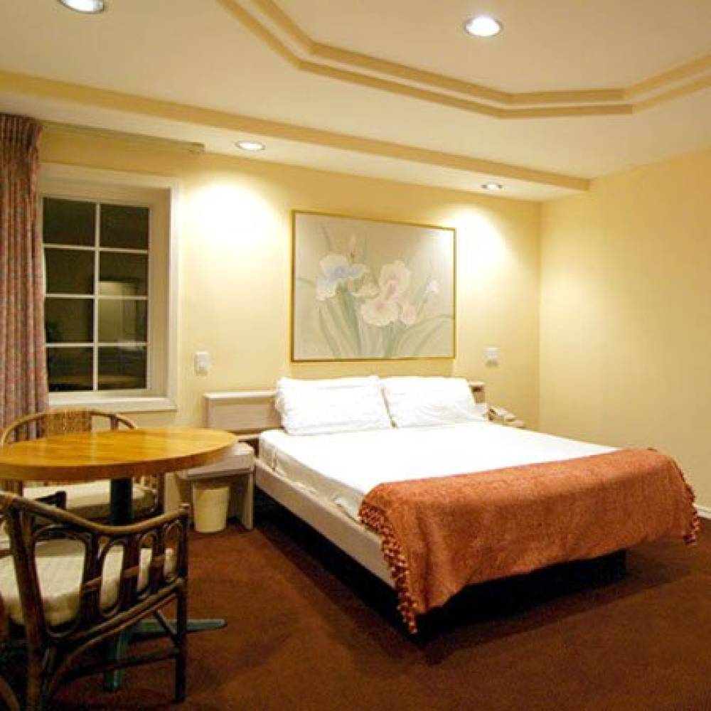 Wilshire Crest Hotel
